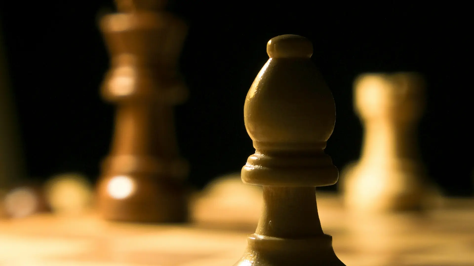 Pièces d’échecs réelles sur un échiquier
