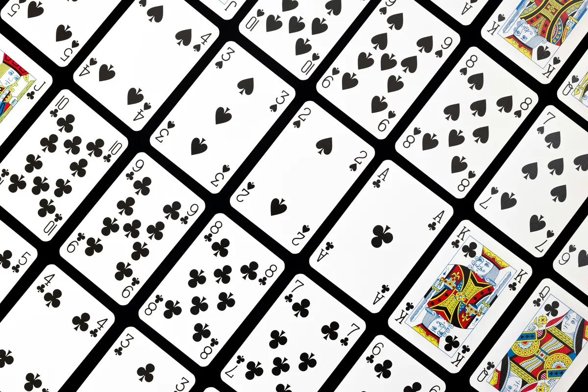 Vraies cartes à jouer étalées sur une table